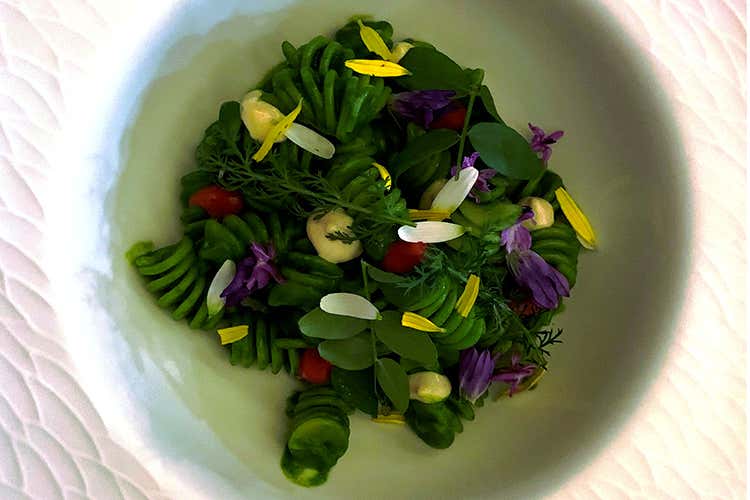 Fusillotti con pesto di rucola, pomodori confit, pinoli e fiori (Una stella brilla sulla val di Fassa)