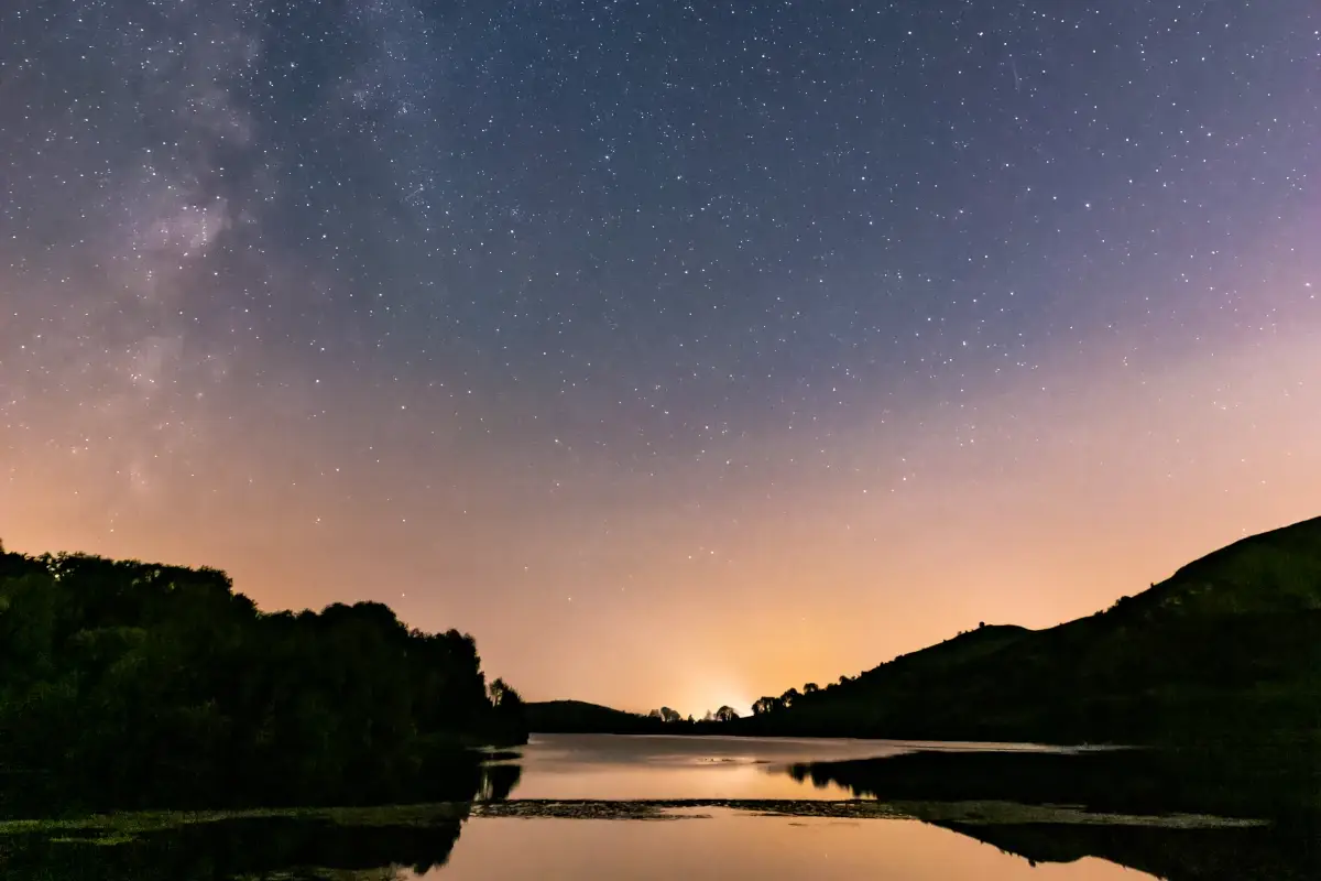 Notte stellata in un cielo d'Irlanda Notte di San Lorenzo, ecco le localit&agrave; pi&ugrave; belle dove vedere le stelle cadenti