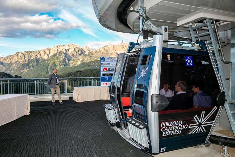 La partenza della telecabina, verso la cena in alta quota (Le stelle di Campiglio unite per la Cena in telecabina)