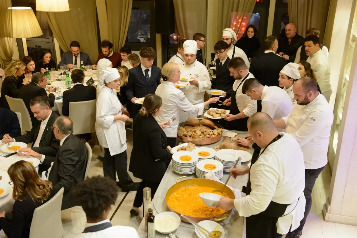 Il momento della mantecatura in sala dei paccheri alla Vittorio ad opera del cuoco tristellato Bobo Cerea Cuochi e pasticceri insieme per la ricerca raccolgono 20mila euro