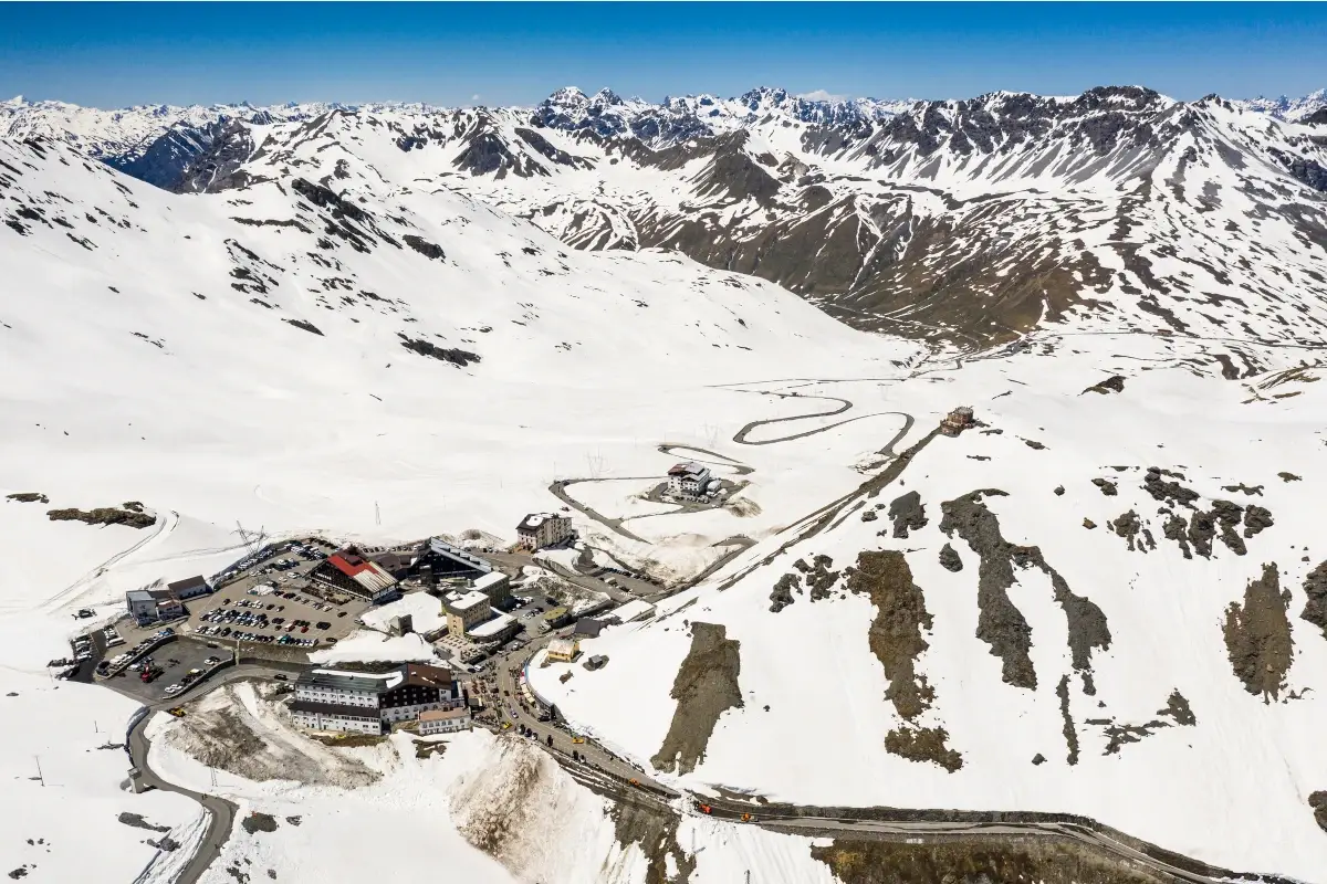 Arriva la prima neve allo Stelvio e si preparano le piste da sci