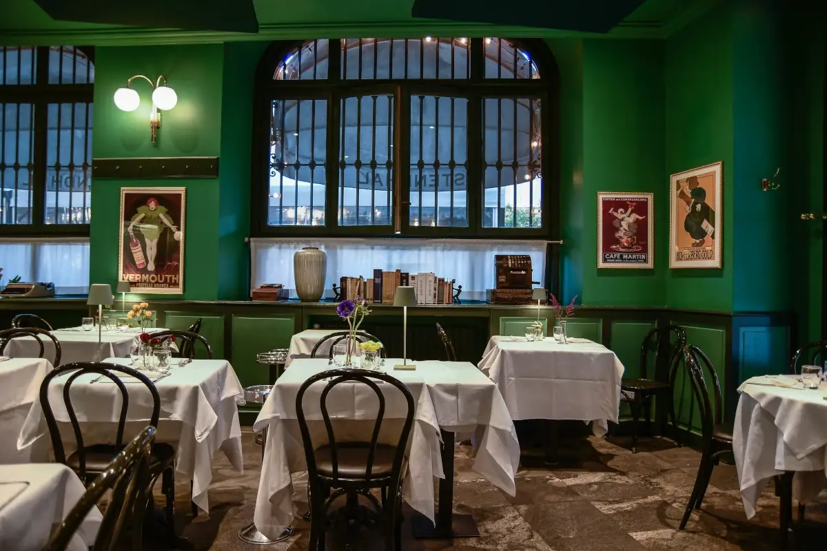 La sala interna del ristorante Stendhal A Milano il ristorante Stendhal festeggia il 35&deg; anniversario