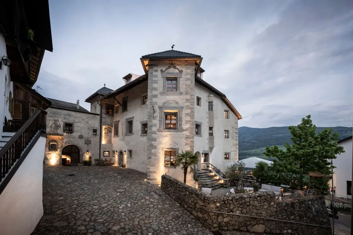 Castel Steinbock l'Alto Adige d'autunno, boschi infuocati con le Dolomiti sullo sfondo