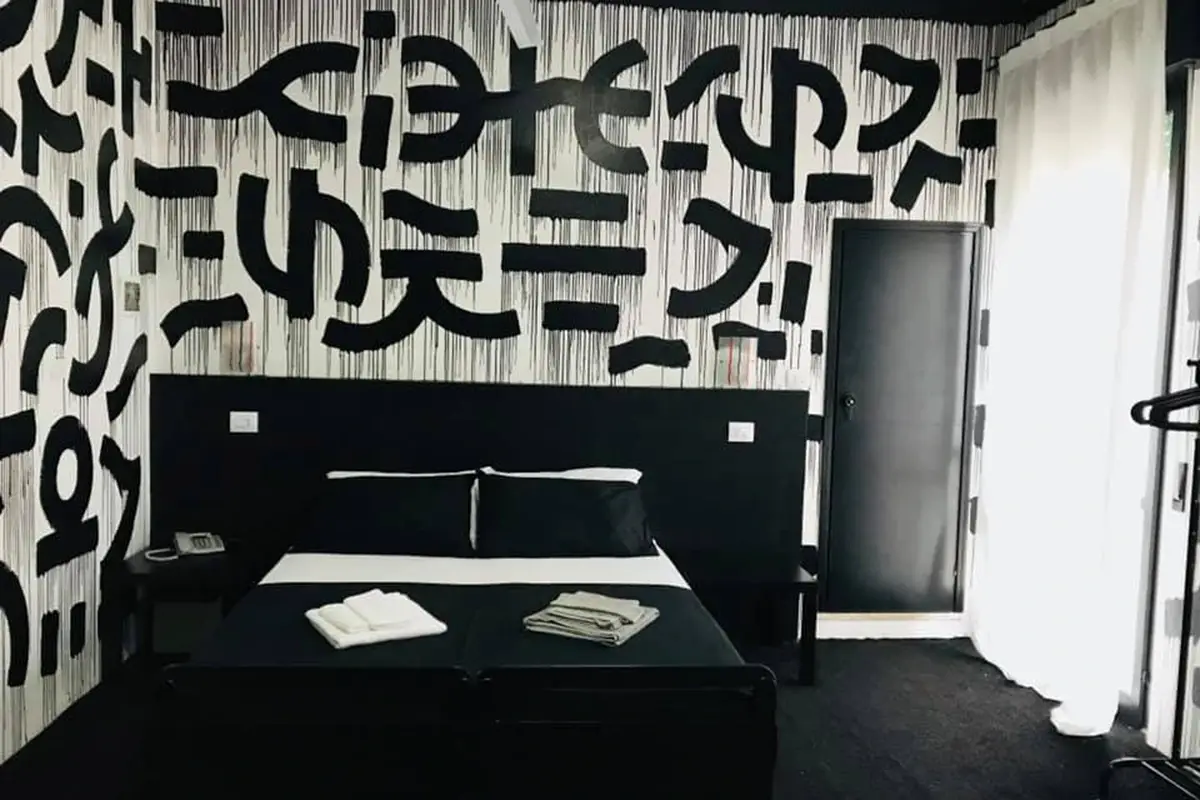Stupido Hotel. Fonte: Facebook Vacanze a un ero nell&rsquo;hotel ''Grande Fratello'' di Rimini
