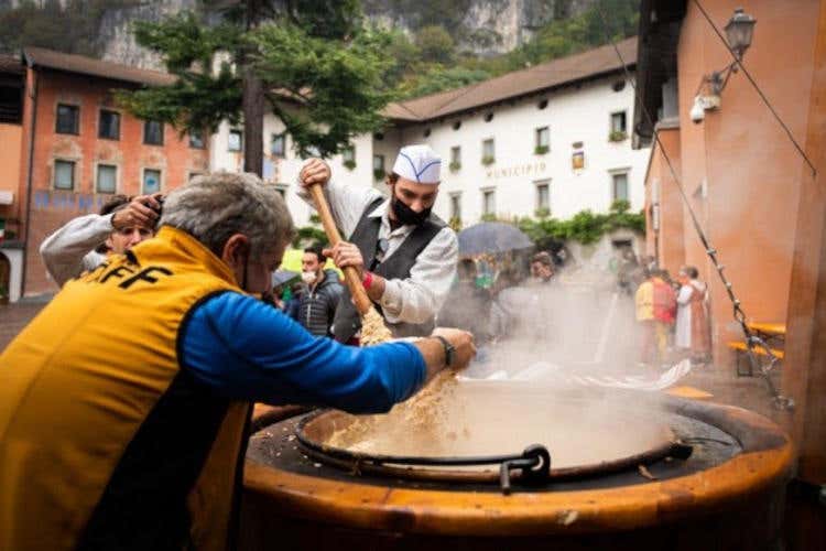 Polenta in piazza Mela verde festeggia Santo Stefano con la Polenta di Storo