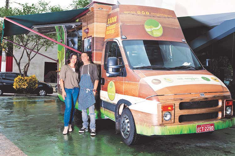 (Street food, nel ristorante su ruote forni combinati in un metro quadro)