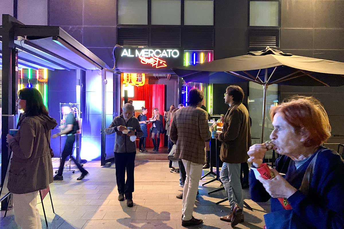 Cibo di strada in strada Al Mercato Street, nuovo menu con i sapori del mondo