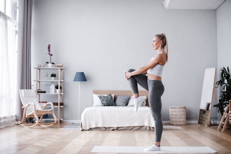 Esercizi di stretching casalinghi - Le 5 posizioni dello stretching per combattere dolore e rigidità