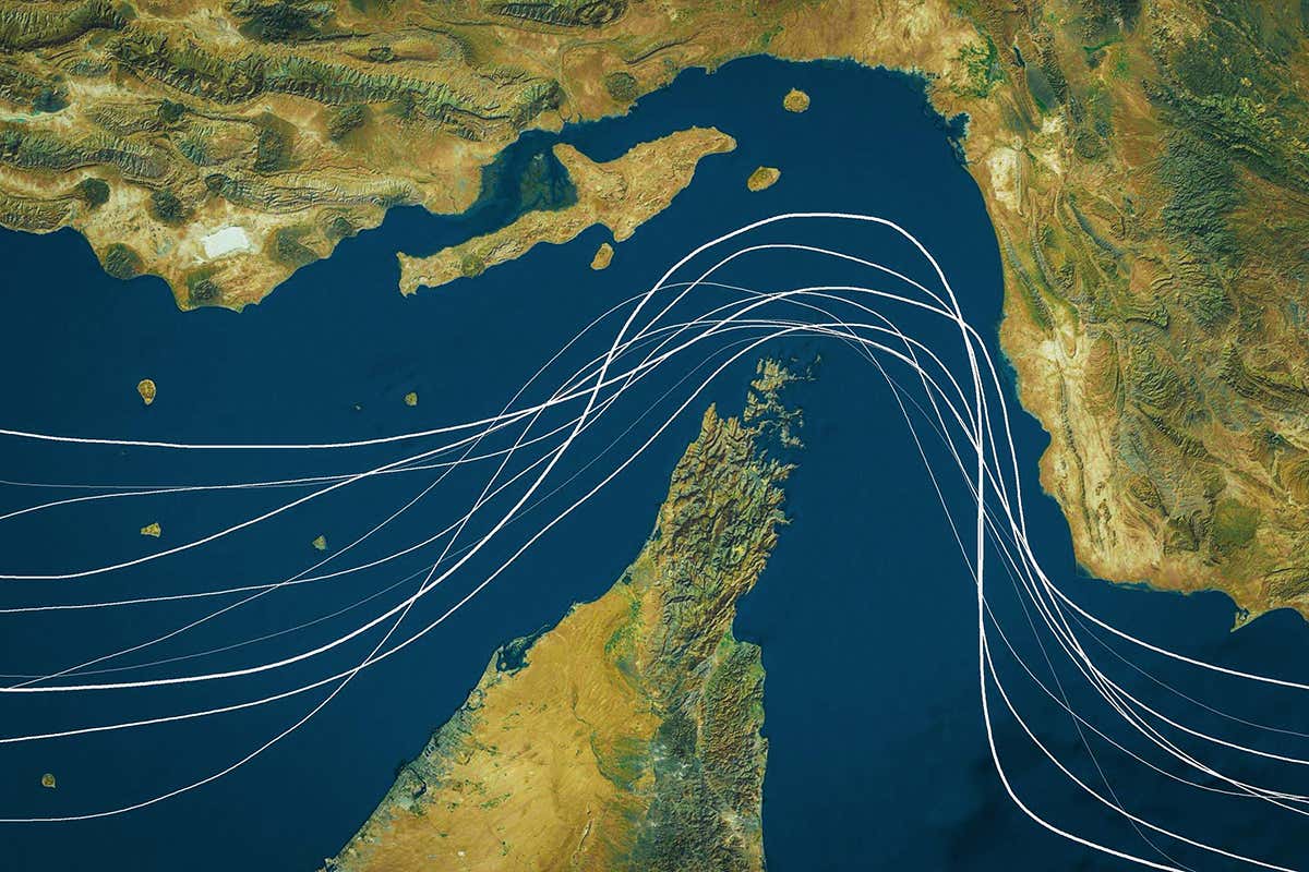 Lo Stretto di Hormuz è un punto sensibile del commercio globale: da qui passano rotte energetiche e merci che influenzano anche la ristorazione