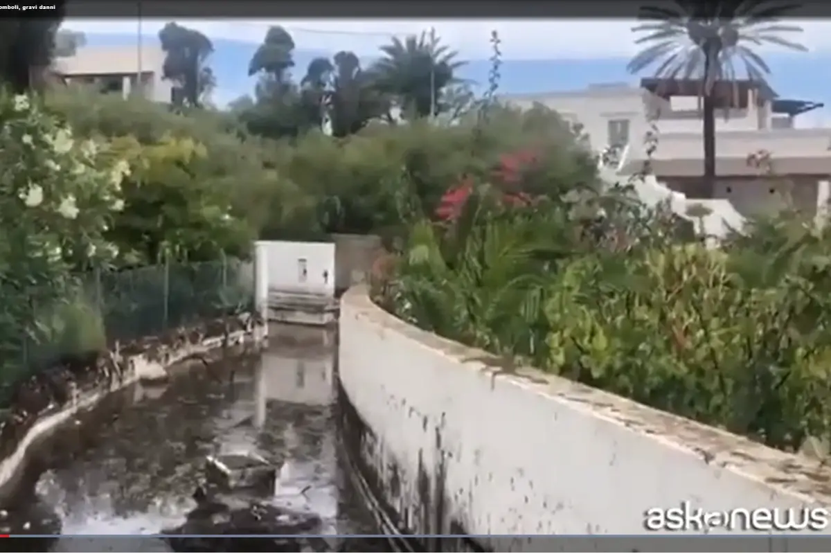 I danni causati dal maltempo a Stromboli Il maltempo devasta l'isola di Stromboli, fiumi di fango e gravi danni