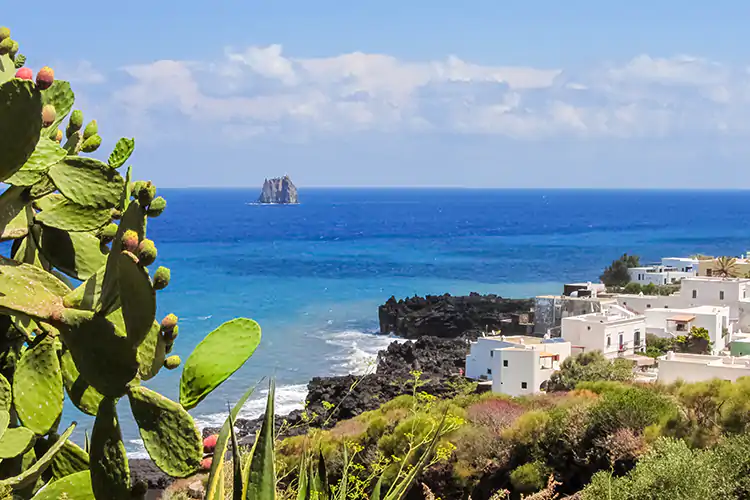 Sono 200 gli isolani, ma anche i lavoratori stagionali e i residenti interessati a Stromboli Salina, Alicudi, Filicudi e Panarea sono covid freeoggi tocca a Stromboli