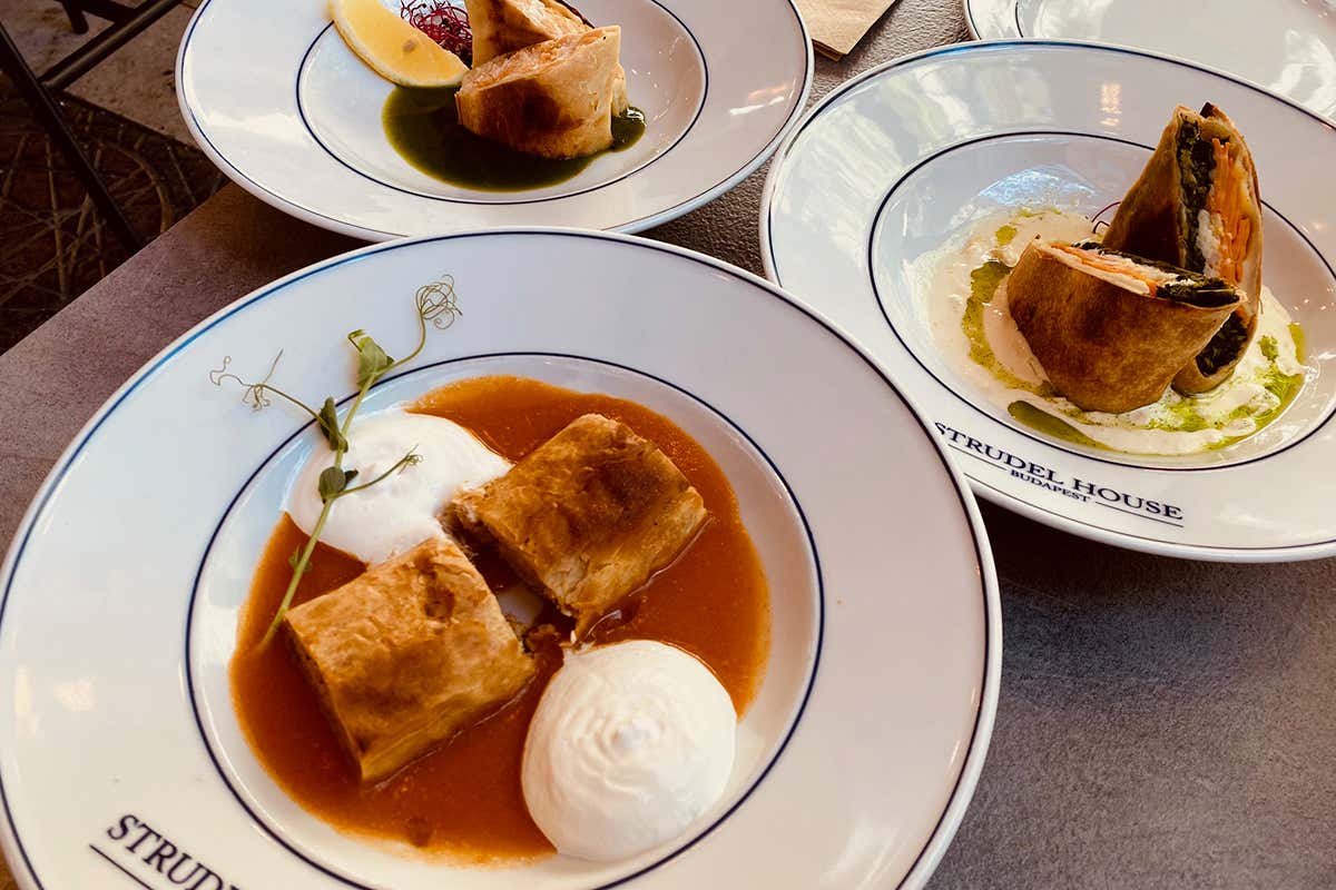 Le deliziose varianti di strudel dolce e salato servite alla Strudel House Budapest, preparate rigorosamente a mano