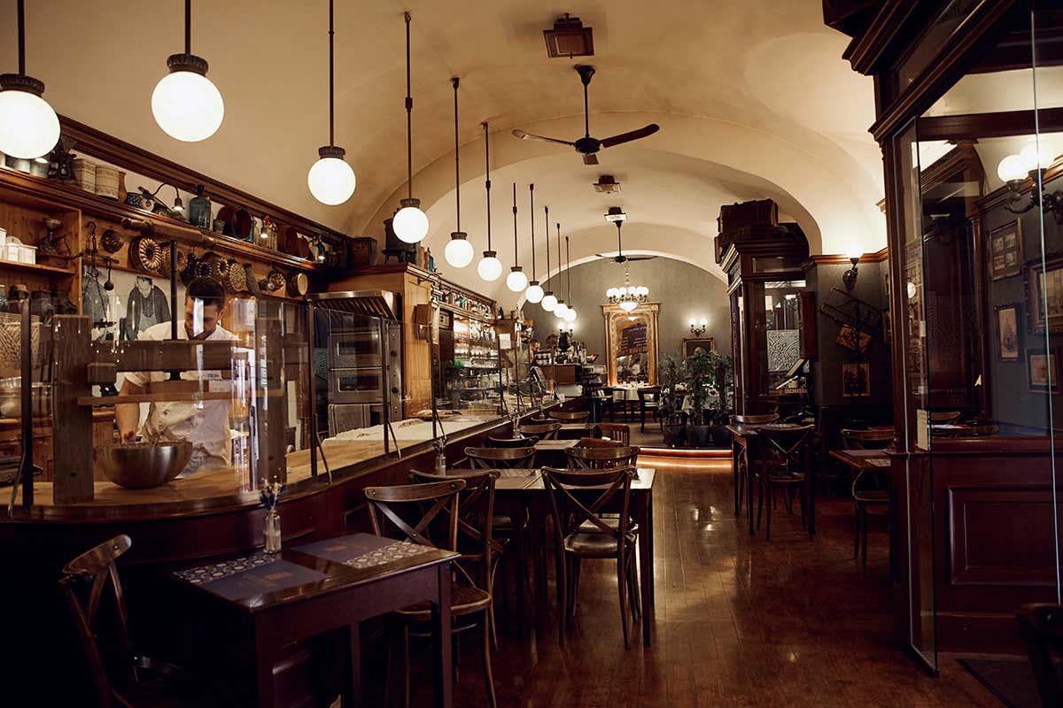 Gli interni curati e tradizionali della Strudel House Budapest, dove si respira la storia della gastronomia austro-ungarica
