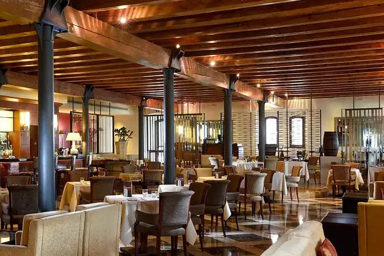 Il bar del Molino Stucky Venice Aromi, l'alta cucina italiana a Venezia, dove la laguna ispira i piatti