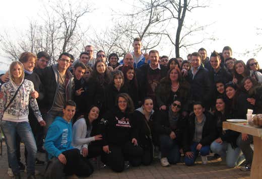 Gli studenti salernitani in visita alla Cantina De Toma di Scanzorosciate Gli studenti salernitani in visita alla Cantina De Toma di Scanzorosciate