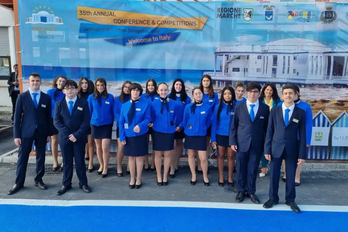 Alcuni studenti in visita alla 35th Aeht annual conference a Senigallia&nbsp; Ristorazione in hotel, il mercato chiede formazione