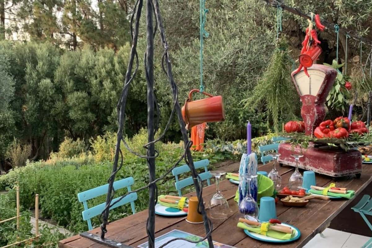 Su Gologone, Cena all'orto (foto sito) Riapre il Su Gologone hotel icona nel cuore del Supramonte