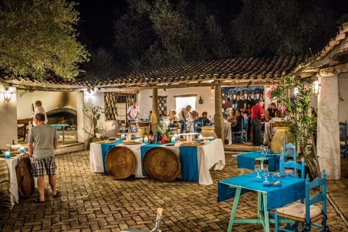 Su Gologone, Cena Sa Corte De Su Re (foto sito) Riapre il Su Gologone hotel icona nel cuore del Supramonte