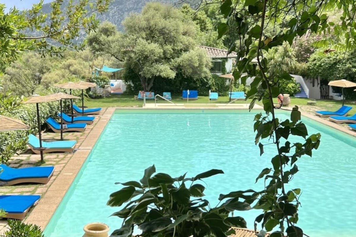 Su Gologone, piscina (foto sito) Riapre il Su Gologone hotel icona nel cuore del Supramonte