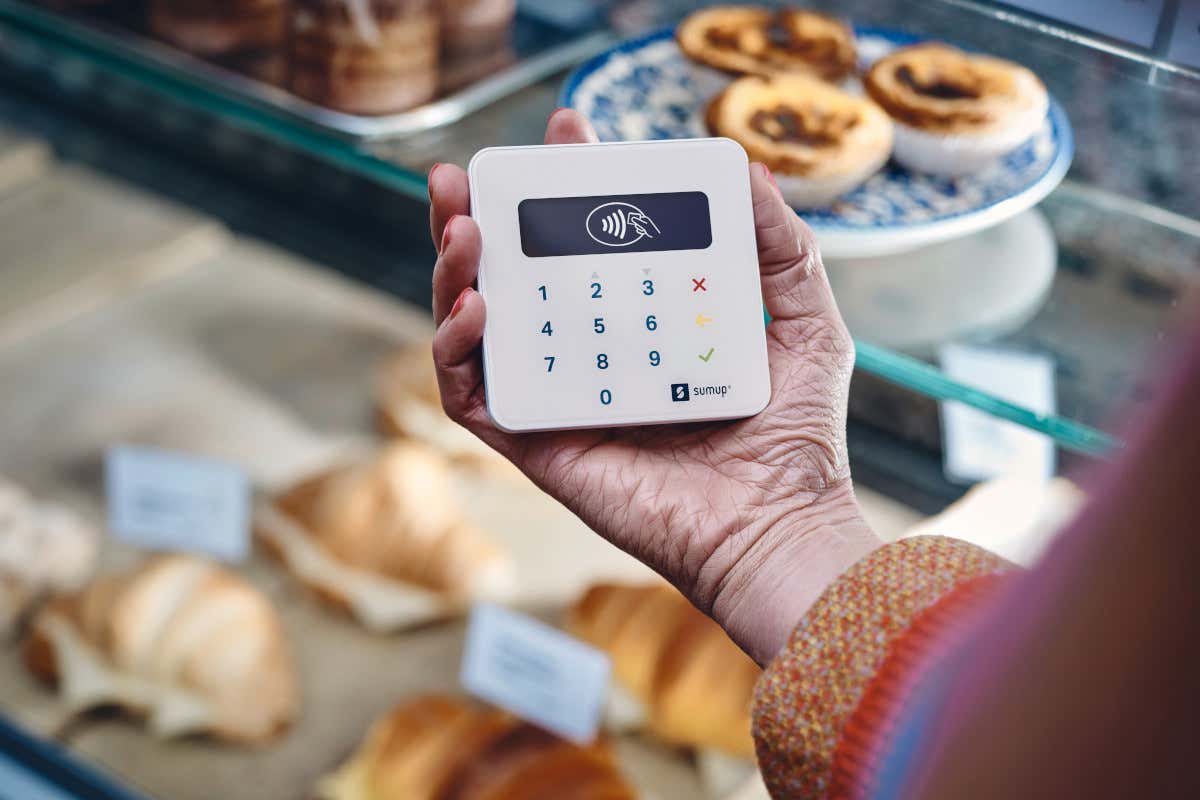 Pos in tilt, ristoranti a rischio: più del 70% dei clienti paga solo con carte e smartphone Pos in tilt, ristoranti a rischio: più del 70% dei clienti paga solo con carte e smartphone
