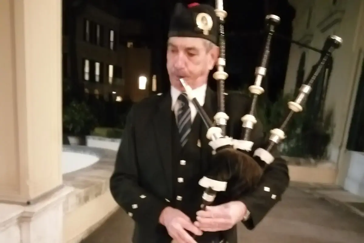 Un suonatore di cornamusa Cena stellata in ricordo del poeta Robert Burns
