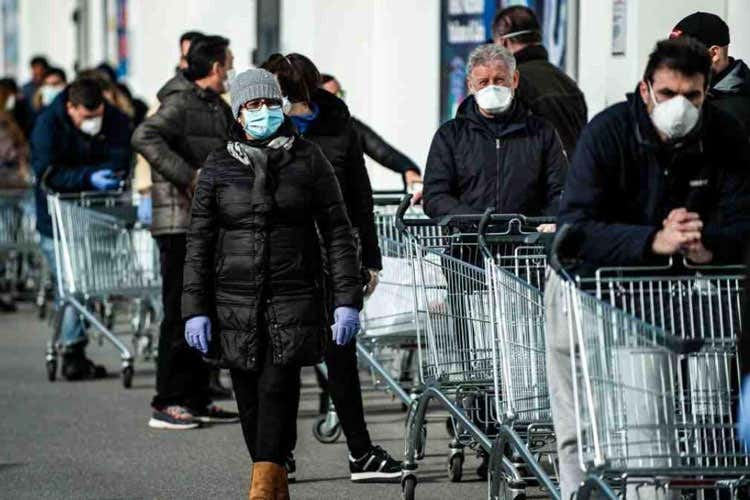 Tornano le code ai supermercati - Ansia da lockdown, torna la psicosi Prime file davanti ai supermercati