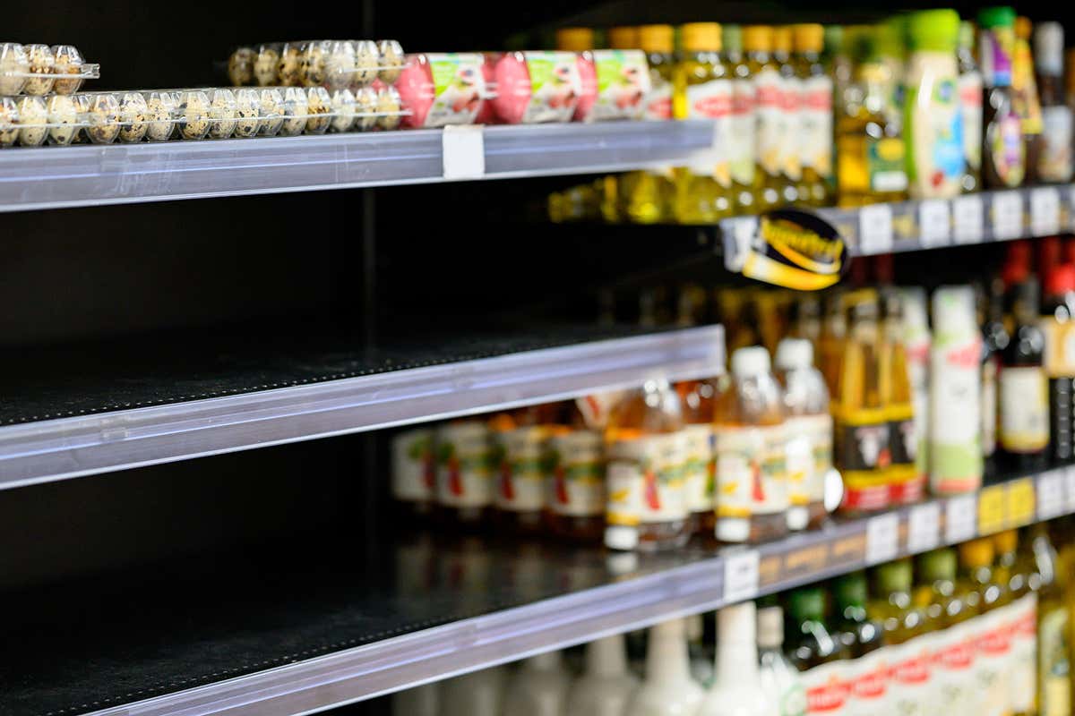 Psicosi nei supermercati: gli italiani svuotano gli scaffali L’Italia non è in un’economia di guerra, ma gli scaffali sono già vuoti Psicosi nei supermercati: gli italiani svuotano gli scaffali L’Italia non è in un’economia di guerra, ma gli scaffali sono già vuoti