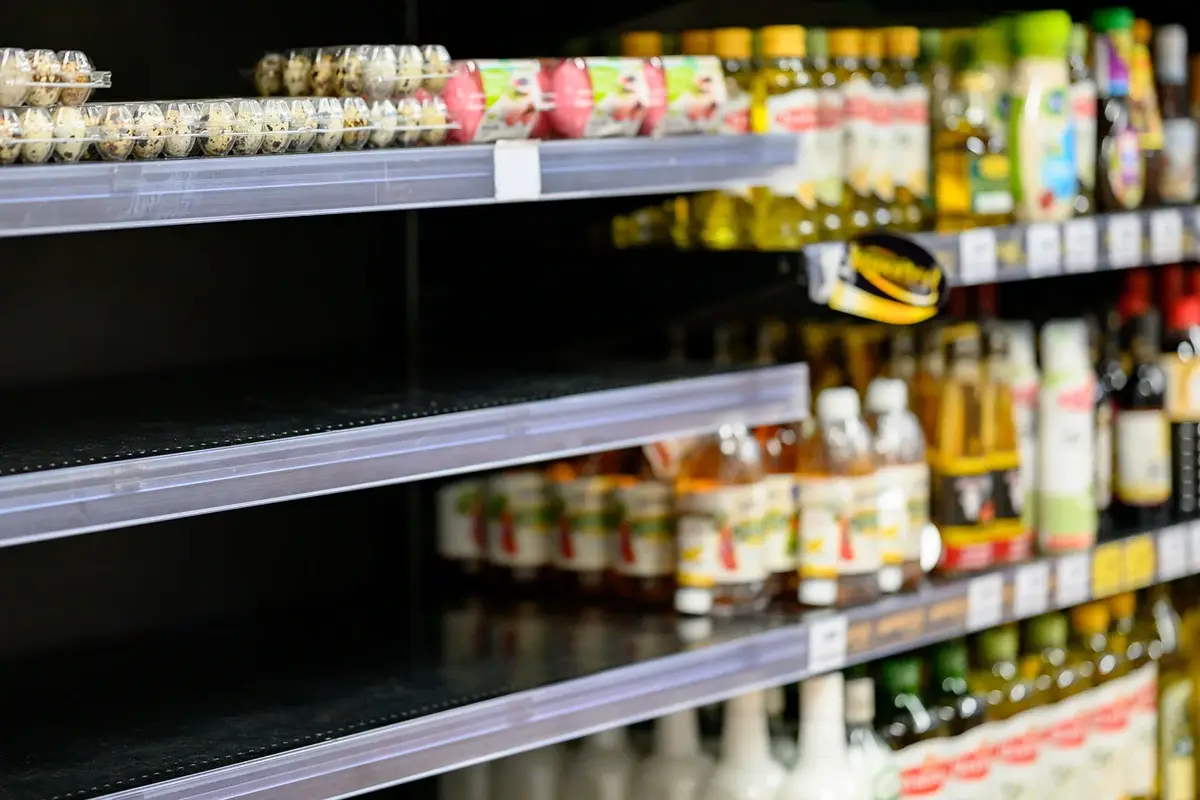 Psicosi nei supermercati: gli italiani svuotano gli scaffali L&rsquo;Italia non &egrave; in un&rsquo;economia di guerra, ma gli scaffali sono gi&agrave; vuoti