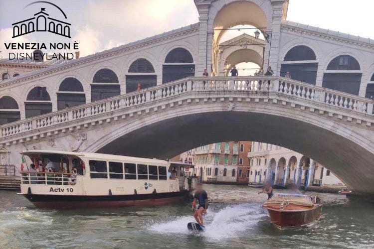 (foto Facebook Venezia non è Disneyland) Facevano surf sul Canal Grande: multa da 3mila euro e tavole sequestrate