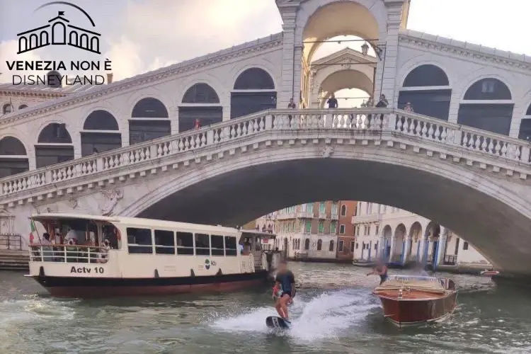 (foto Facebook Venezia non &egrave; Disneyland) Facevano surf sul Canal Grande: multa da 3mila euro e tavole sequestrate