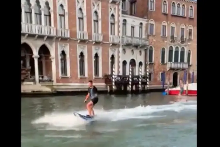 Facevano surf sul Canal Grande: multa da 3mila euro e tavole sequestrate