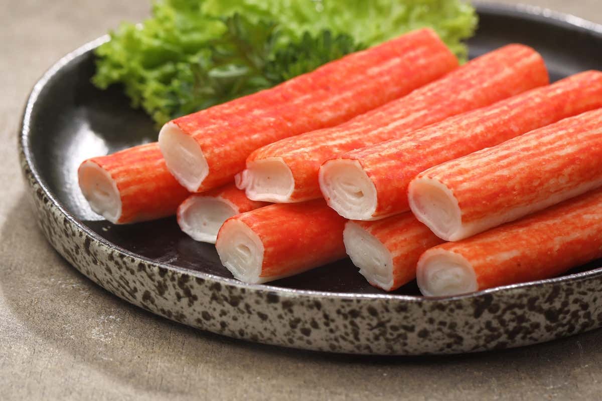 Surimi, l’alimento “misterioso” del banco frigo: fa bene o va evitato? Surimi, l’alimento “misterioso” del banco frigo: fa bene o va evitato?