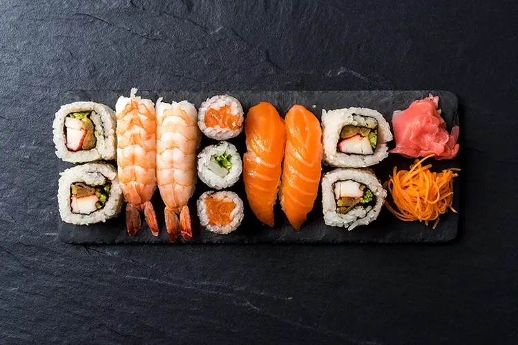 La guida racconta anche la storia del sushi La mecca per gli amanti del sushi? Milano, con ben 7 Maestri