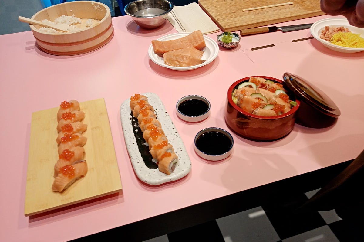 Il risultato dello show cooking Sushi con salmone affumicato: la ricetta prfetta spigaa da chef Hiro