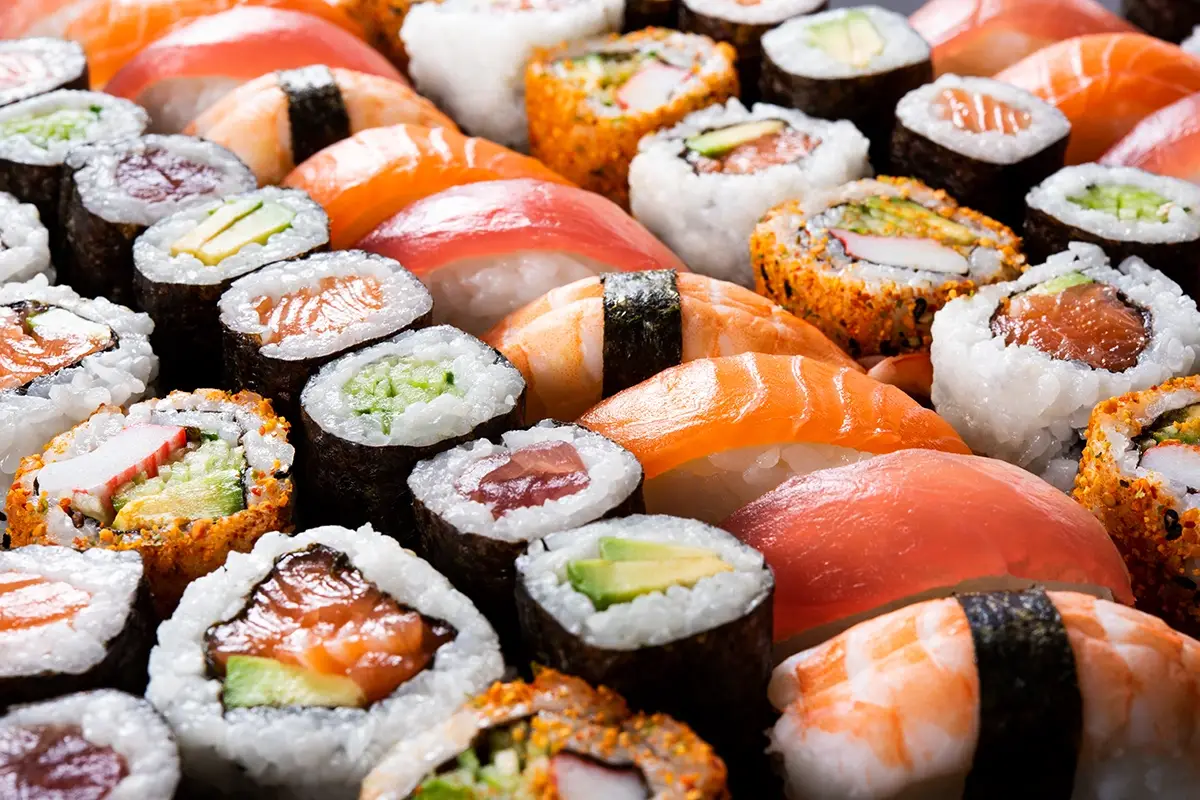 Muore a 15 anni dopo aver mangiato sushi Quindicenne muore dopo aver mangiato sushi: indagati un ristoratore cinese e il medico