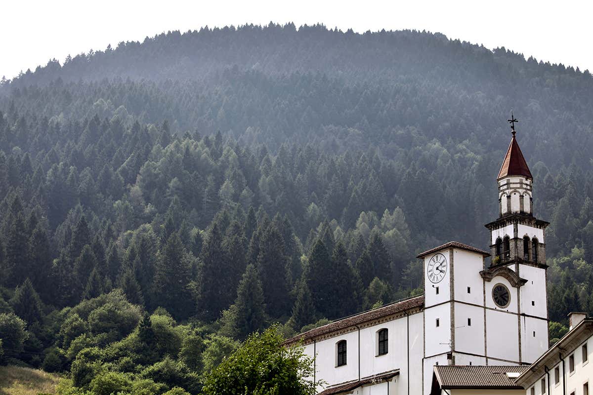 In Carnia, il borgo che racconta le tradizioni di un popolo attraverso il legno In Carnia, il borgo che racconta le tradizioni di un popolo attraverso il legno