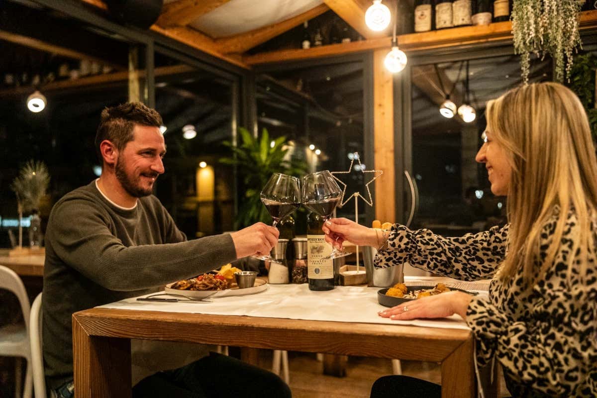 Una coppia cena da Enoteca Il Marangon