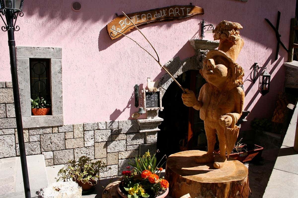 In Carnia, il borgo che racconta le tradizioni di un popolo attraverso il legno In Carnia, il borgo che racconta le tradizioni di un popolo attraverso il legno