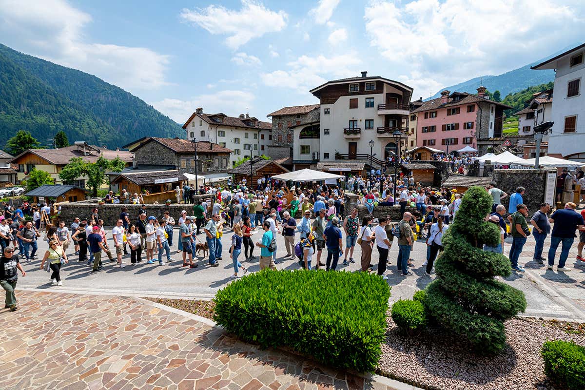 In Carnia, il borgo che racconta le tradizioni di un popolo attraverso il legno In Carnia, il borgo che racconta le tradizioni di un popolo attraverso il legno
