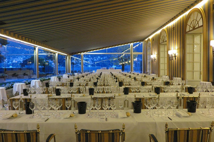 La sala degustazione allestita a Villa D'Este per il Wine Symposium - Riflessioni sull’enologia post-covid Wine Symposium torna a novembre