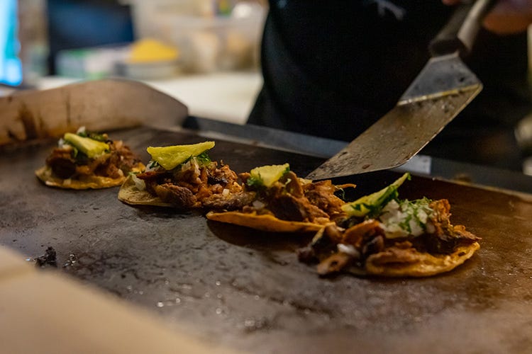 Cucina a vista per vedere come nascono i piatti (A Milano ecco Tacos Bm Gusti messicani da provare)