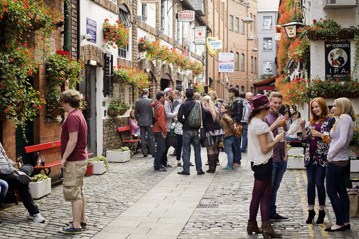 Il Cathedral Quarter è il cuore creativo di Belfast: tra pub storici, gallerie indipendenti e street art