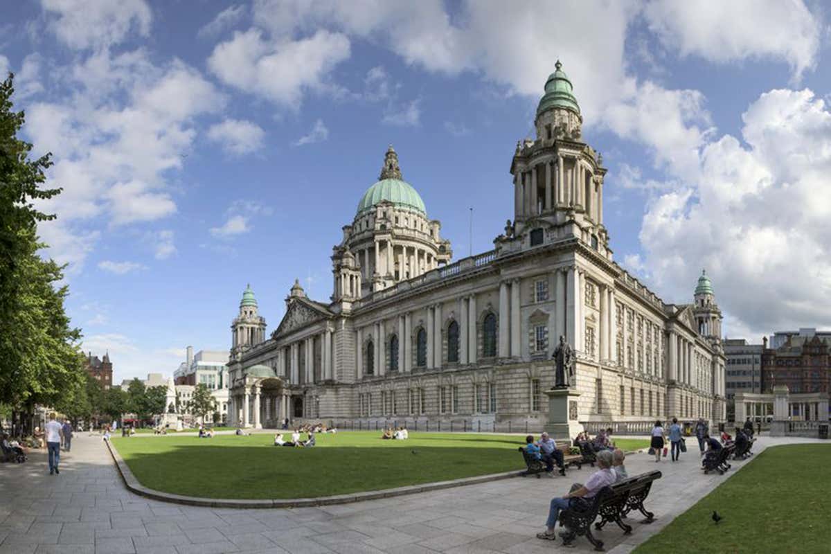 Il cuore istituzionale di Belfast si apre su Donegall Square: il City Hall, simbolo della prosperità industriale della città