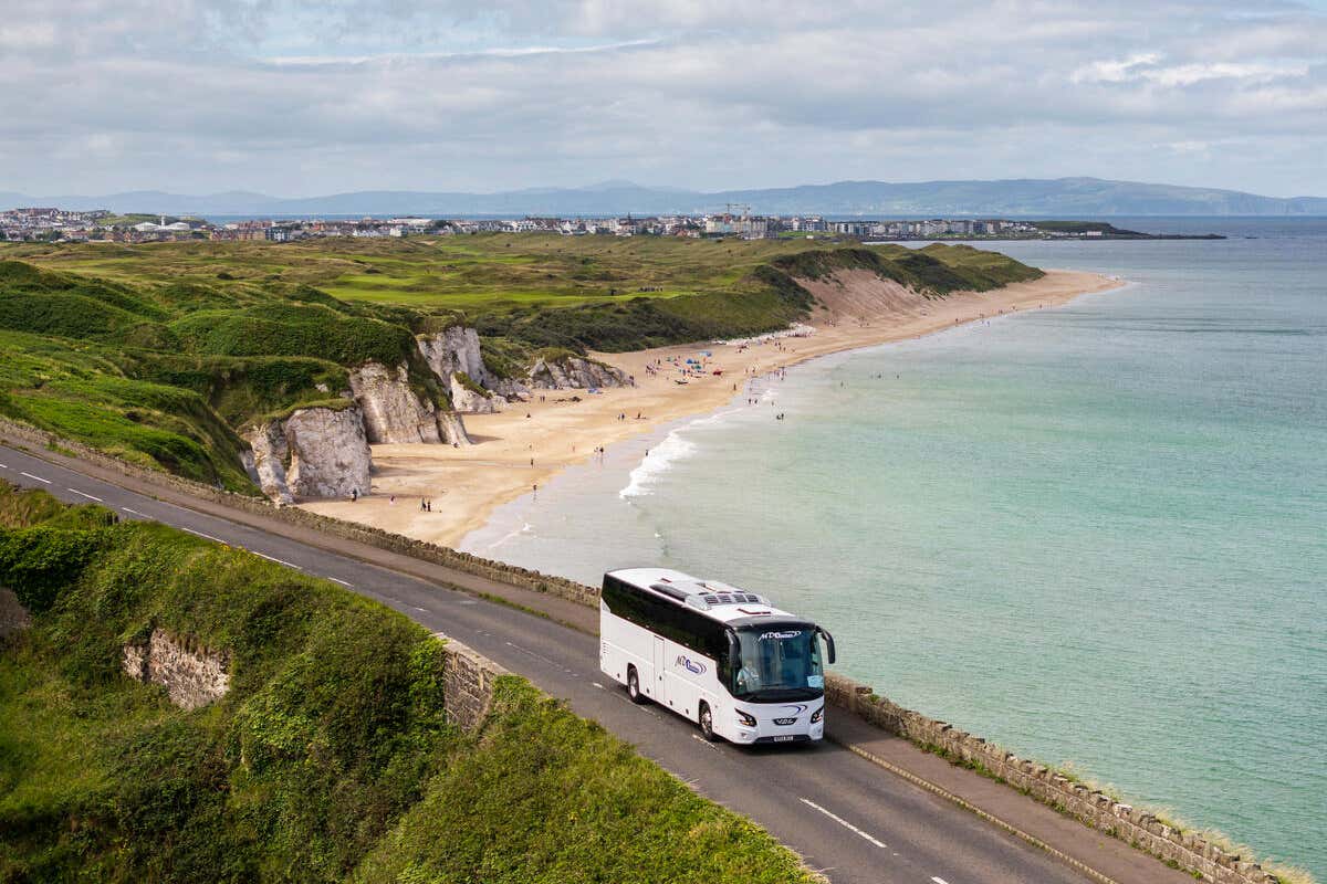 La Causeway Coastal Route collega Belfast a Derry-Londonderry seguendo la costa