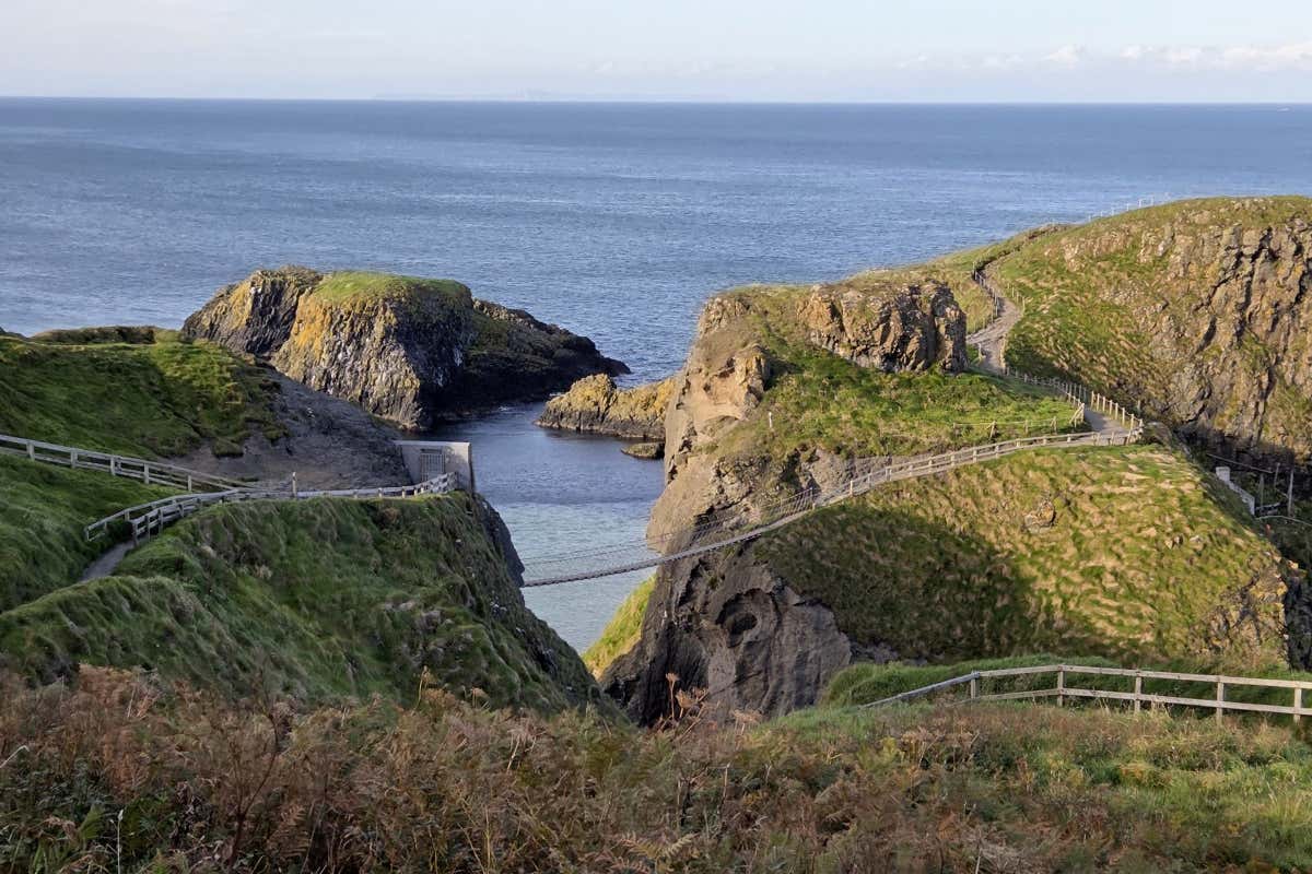 Il Carrick-a-Rede Rope Bridge collega la costa alla piccola Carrick Island