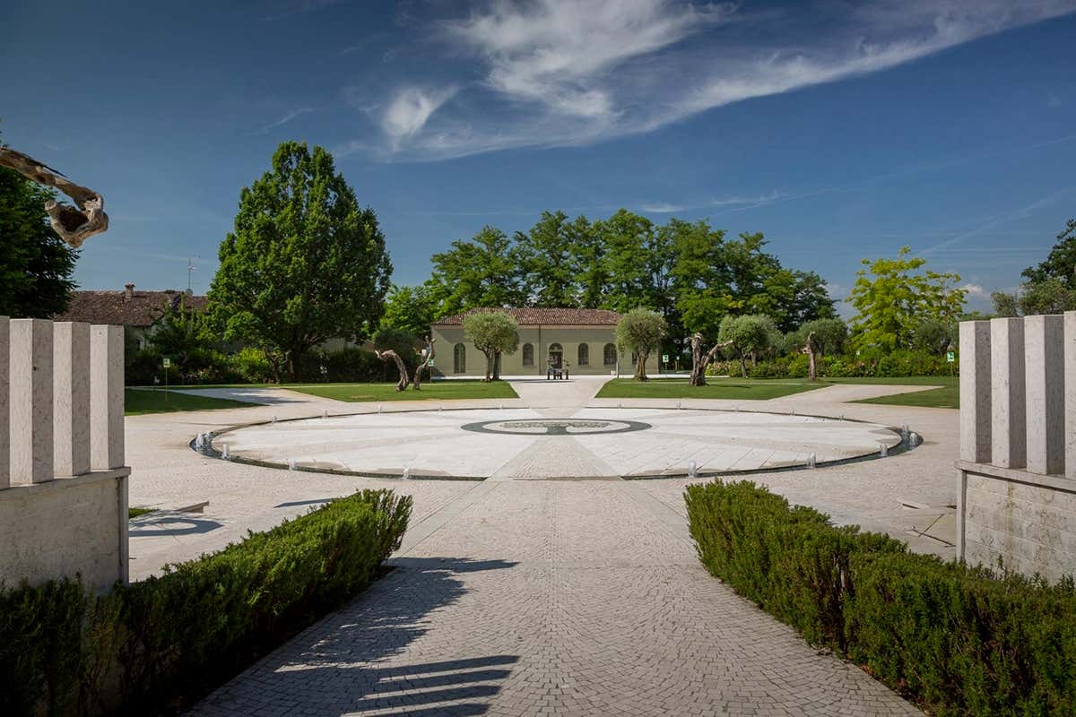 L’Agorà tra gli ulivi, teatro all’aperto del Museo Agorà Orsi Coppini, ospita incontri ed eventi culturali immersi nella natura