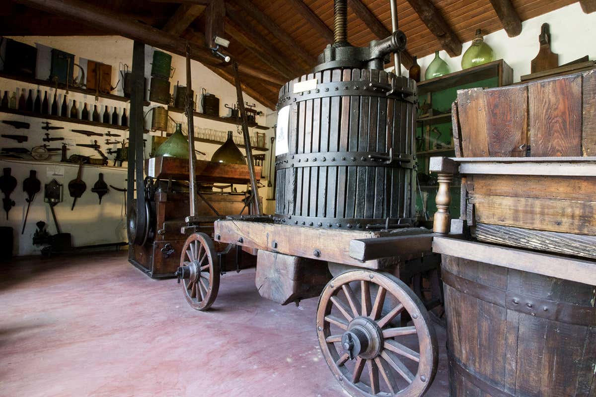 Attrezzi agricoli, documenti storici e strumenti di cantina raccontano secoli di viticoltura della Franciacorta nel Museo Agricolo e del Vino Ricci Curbastro