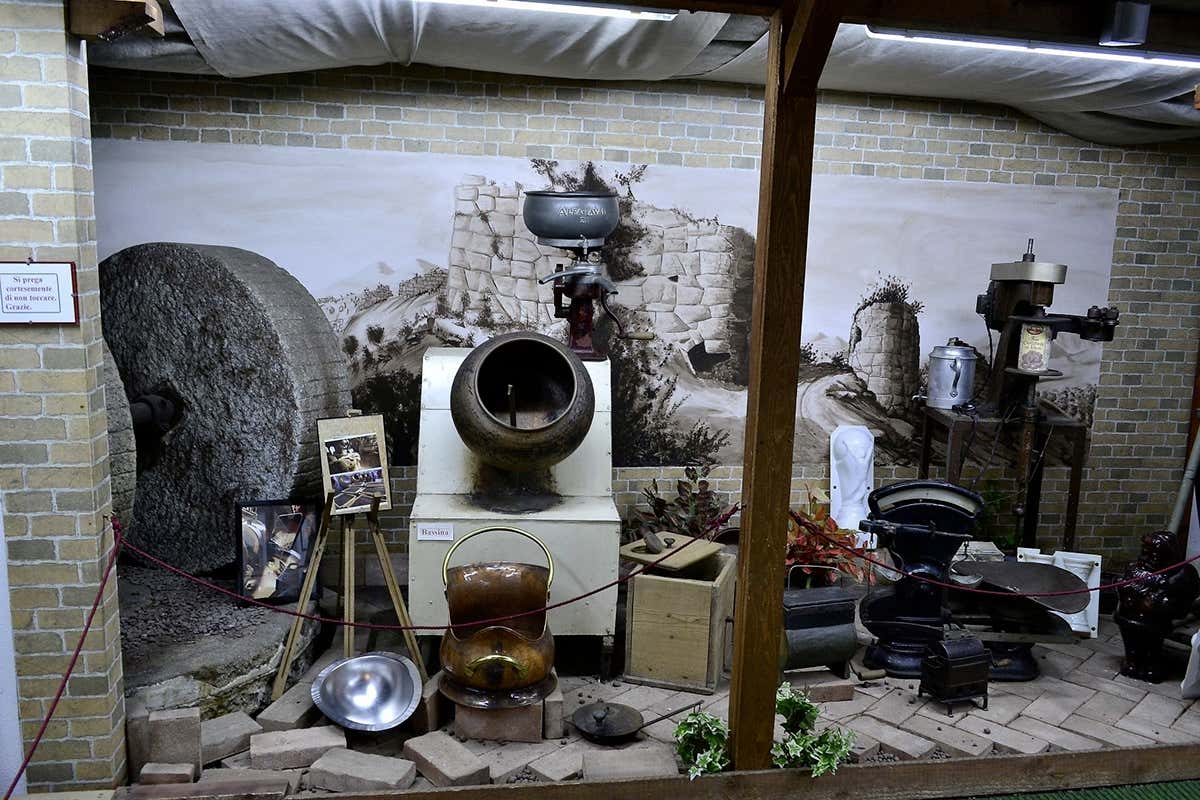 Macchinari d’epoca, bilance e cioccolatiere storiche ricostruiscono le antiche tecniche di lavorazione del cacao nel Museo del Cioccolato Antica Norba