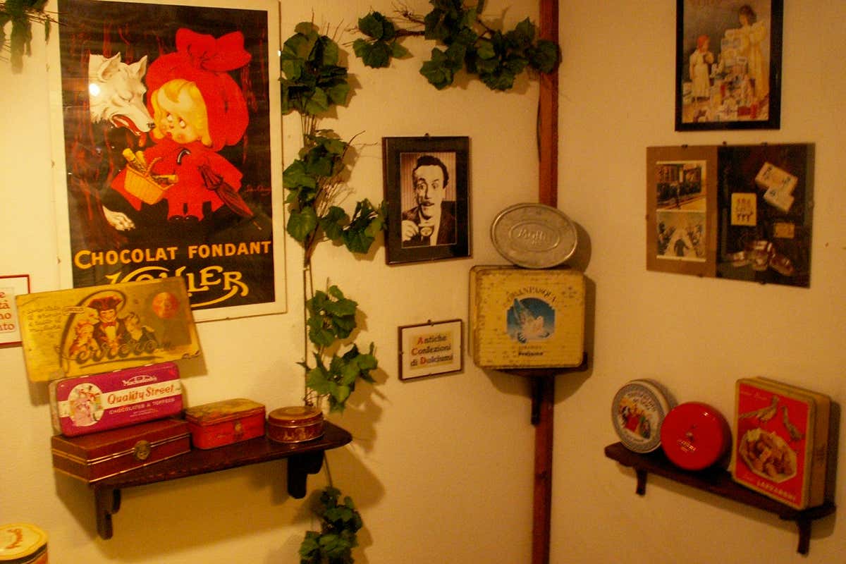 Il Museo del Cioccolato Antica Norba espone confezioni storiche, utensili e oggetti che raccontano l’evoluzione del cioccolato tra artigianato e industria dolciaria