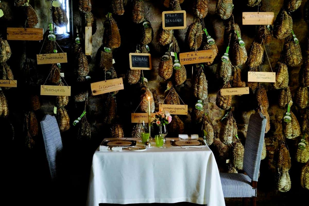 Il percorso del Museo del Culatello e del Masalén si completa con degustazioni e l’Hosteria del Maiale, dove assaporare culatelli e prodotti locali